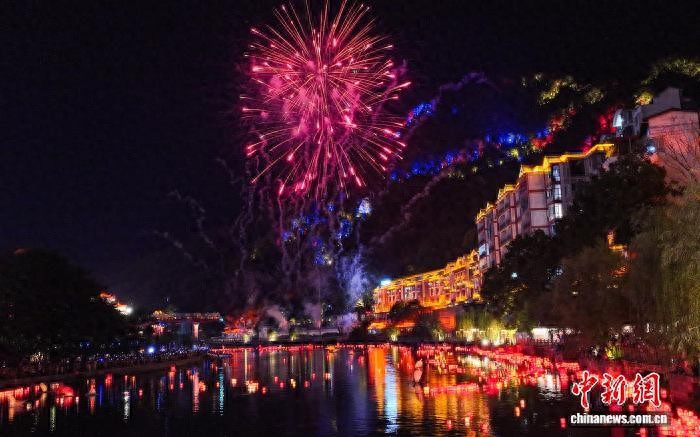 科技与民俗融合重焕广西“万盏河灯映资江”千年盛景_科技与民俗融合重焕广西“万盏河灯映资江”千年盛景_