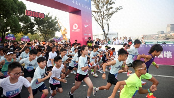 “小上马”滨江开跑：1500组亲子上阵，见证童年第一枚“PB”_“小上马”滨江开跑：1500组亲子上阵，见证童年第一枚“PB”_