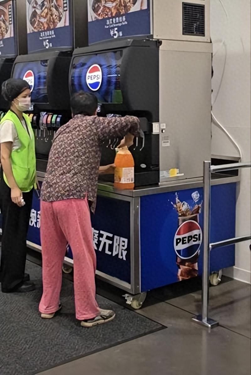 武汉一山姆店有大妈自带大瓶“续杯”饮料，涉事门店回应__武汉一山姆店有大妈自带大瓶“续杯”饮料，涉事门店回应