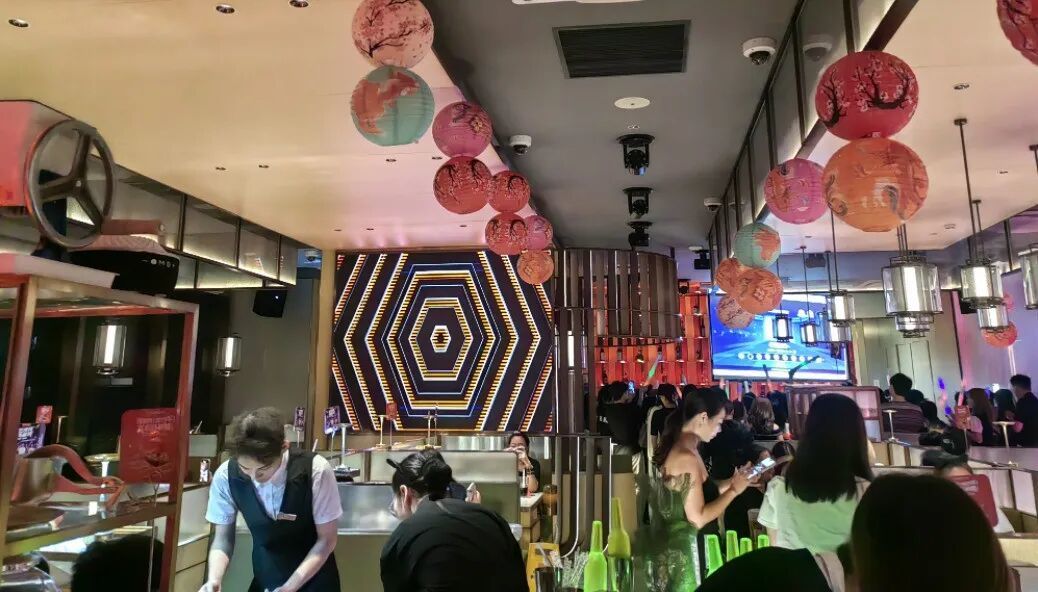 围观的客人们正在等待节目开始。（图/阿瑞 摄）