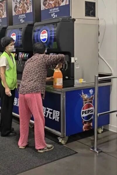 大妈山姆店自带大桶“续杯”饮料，如此“薅羊毛”违法吗？__大妈山姆店自带大桶“续杯”饮料，如此“薅羊毛”违法吗？