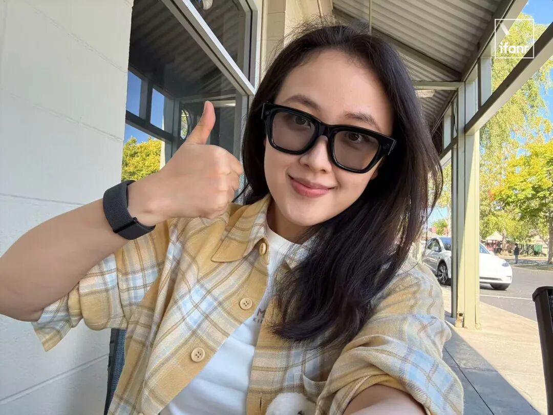 _戴眼镜看屏幕_戴眼镜屏幕凹进去是什么原因