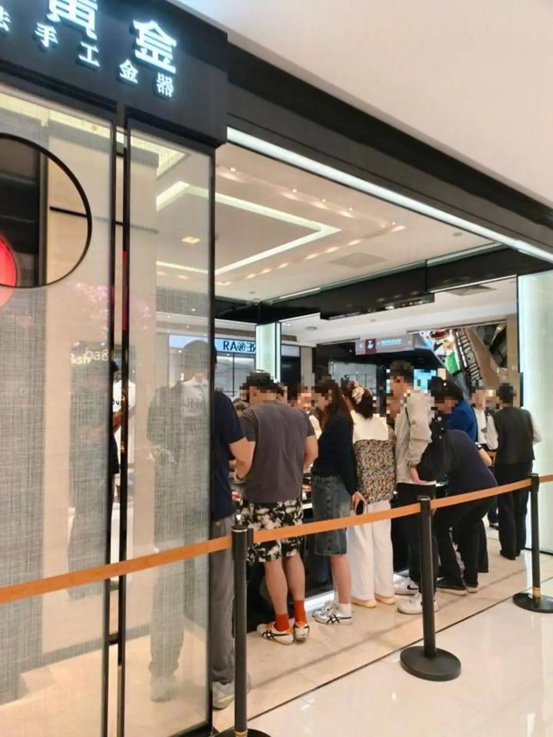 金价震荡挡不住买金热情！杭州人又开始排队了，还有人豪掷百万囤黄金_金价震荡挡不住买金热情！杭州人又开始排队了，还有人豪掷百万囤黄金_