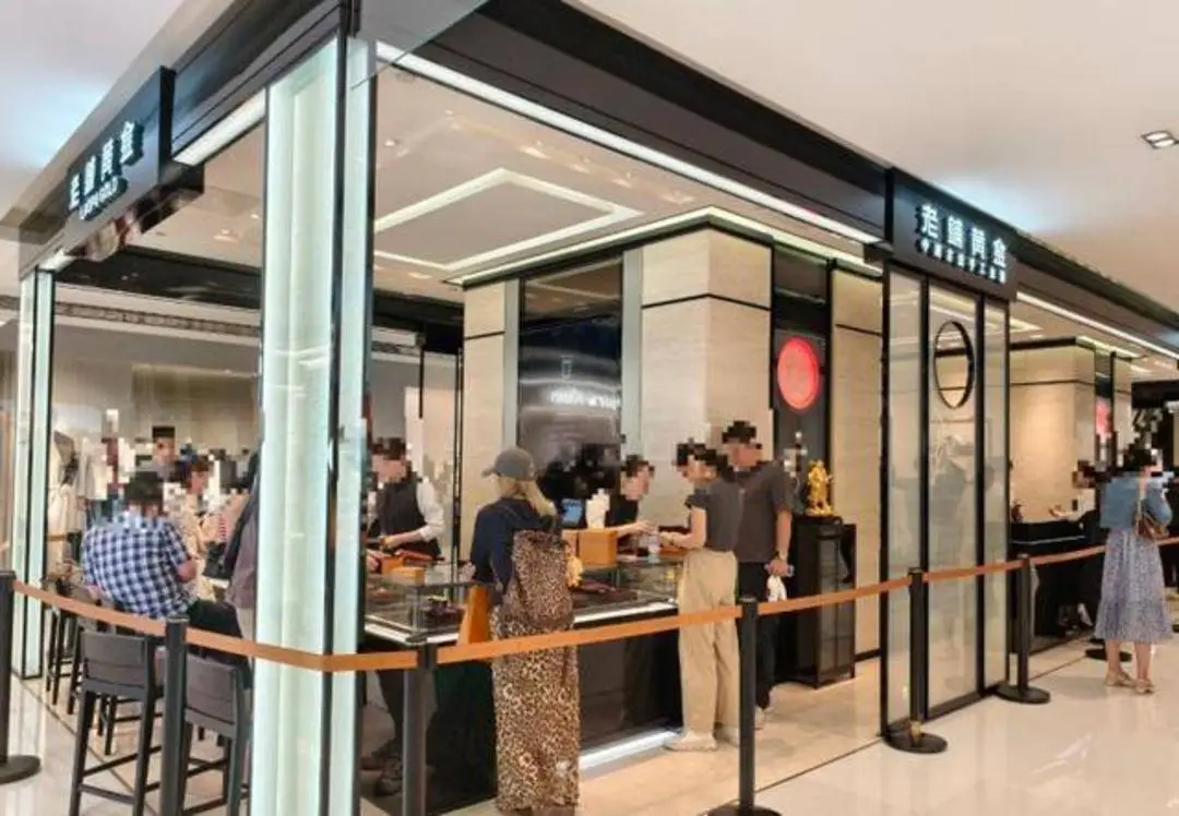金价震荡挡不住买金热情！杭州人又开始排队了，还有人豪掷百万囤黄金_金价震荡挡不住买金热情！杭州人又开始排队了，还有人豪掷百万囤黄金_