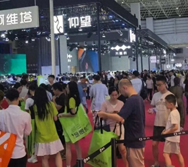 “金九银十”车市升温：多地推出限时补贴，销售许诺可“跨省操作”__“金九银十”车市升温：多地推出限时补贴，销售许诺可“跨省操作”