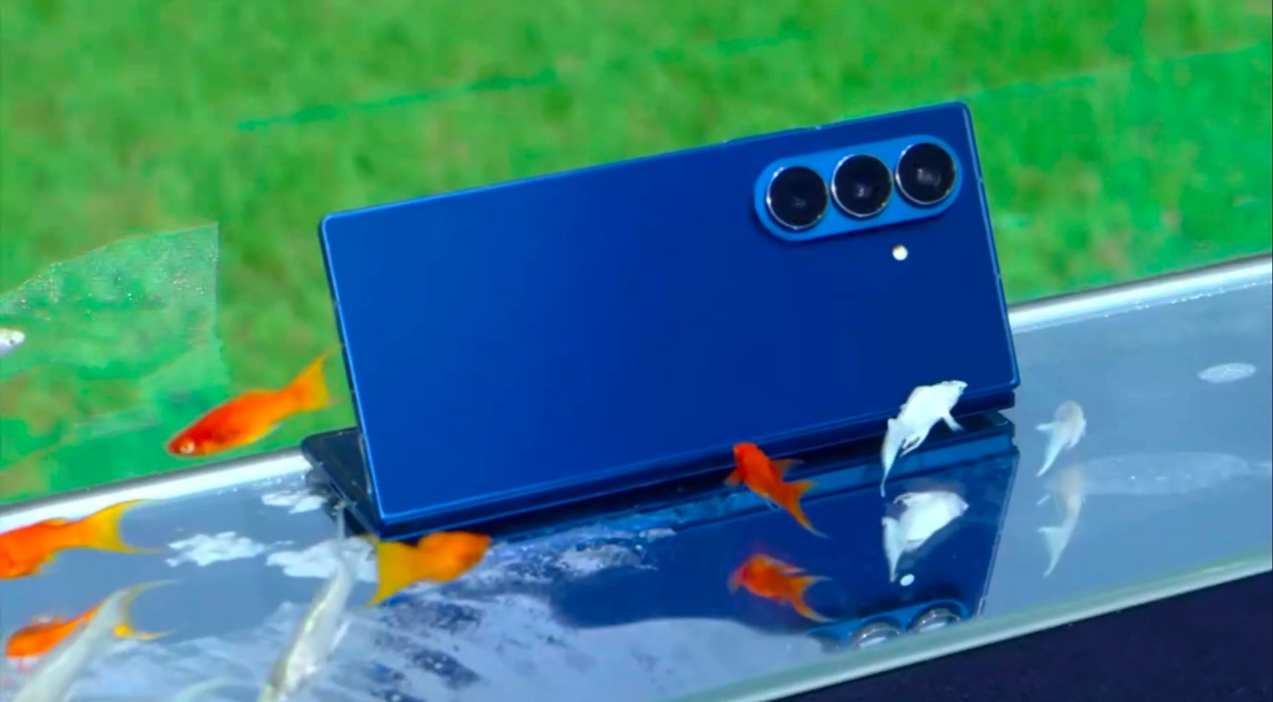 科技美学三星折叠屏_三星折叠屏概念机_