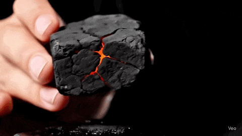 无情铁嘴，在线“吃火”。（图/视频片段）