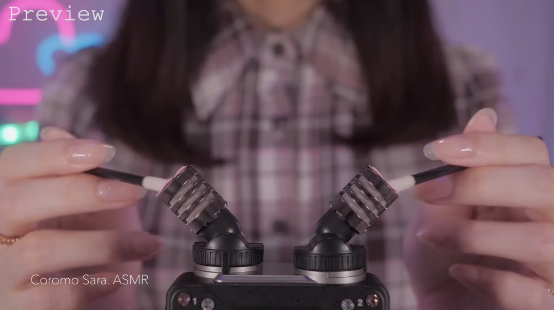 早期ASMR视频，创作者使用棉签等工具摩擦话筒，达到“精神振奋”的效果。（图/视频截图）