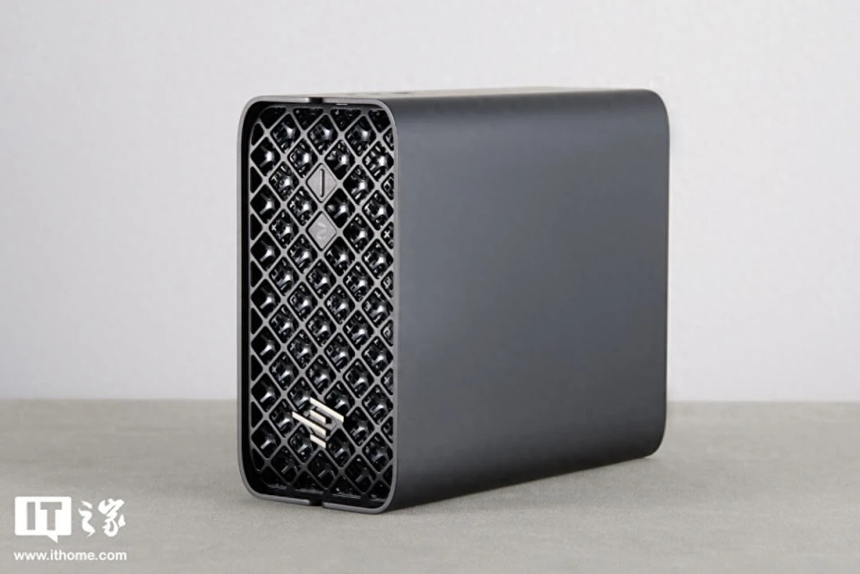 惠普 Z2 Mini G1a 迷你 AI 工作站评测：小身材，大 AI