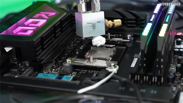 大神玩家动手:9800X3D用上超算的喷雾冷却!可惜不是太完美