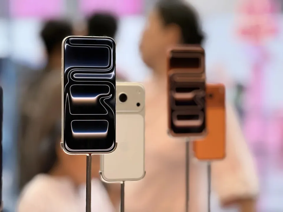 西湖苹果店摸iPhone Air扑空，10月22才有样机，先拿这份指南选Air还是17 Pro不纠结