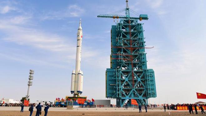 从绕地球飞3圈到只飞2圈,神舟载人飞船首次在轨实施载人3.5小时交会对接