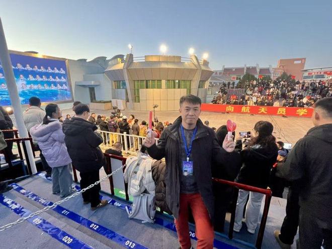 从画纸到飞天,他们现场见证自己设计的标识随神舟二十一号远征星河