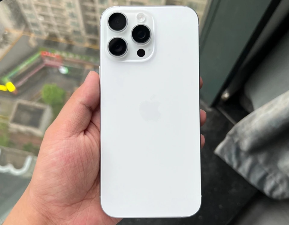 库克还是妥协了！iPhone 16 Pro Max跳水2450元，512GB+25倍变焦