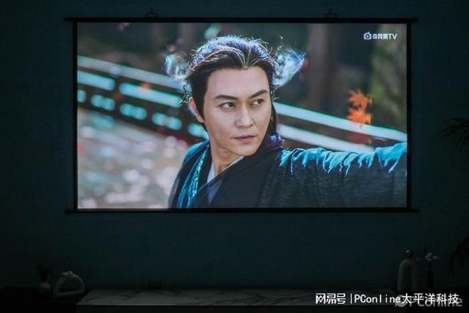 当贝D7X评测：三色激光降维打击 2000元档投影“黑马”__当贝D7X评测：三色激光降维打击 2000元档投影“黑马”