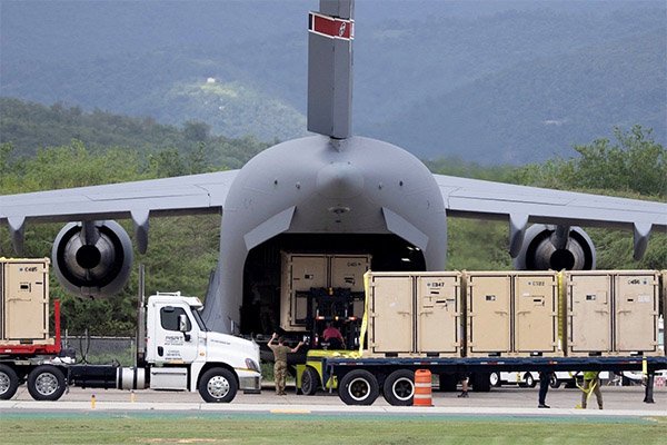 10月27日，波多黎各梅塞迪塔国际机场，一架C-17运输机在装卸货物 路透社