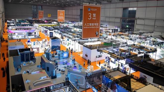 进博会技术装备展区：“大块头”很灵活，美芯片巨头与小米荣耀“秀恩爱”