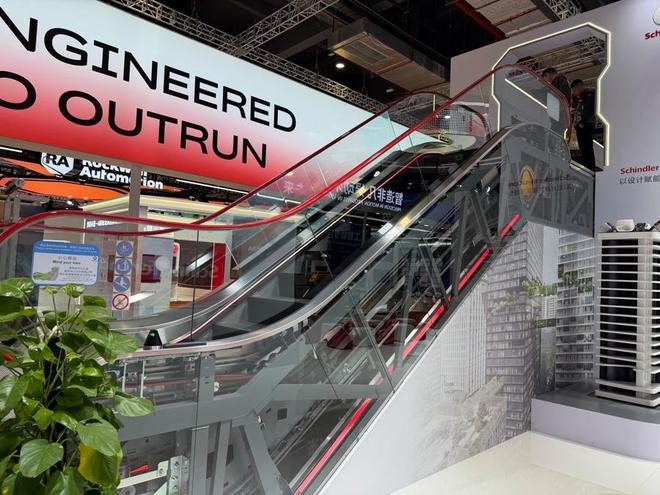 _进博会技术装备展区:“大块头”很灵活,美芯片巨头与小米荣耀“秀恩爱”_进博会技术装备展区:“大块头”很灵活,美芯片巨头与小米荣耀“秀恩爱”