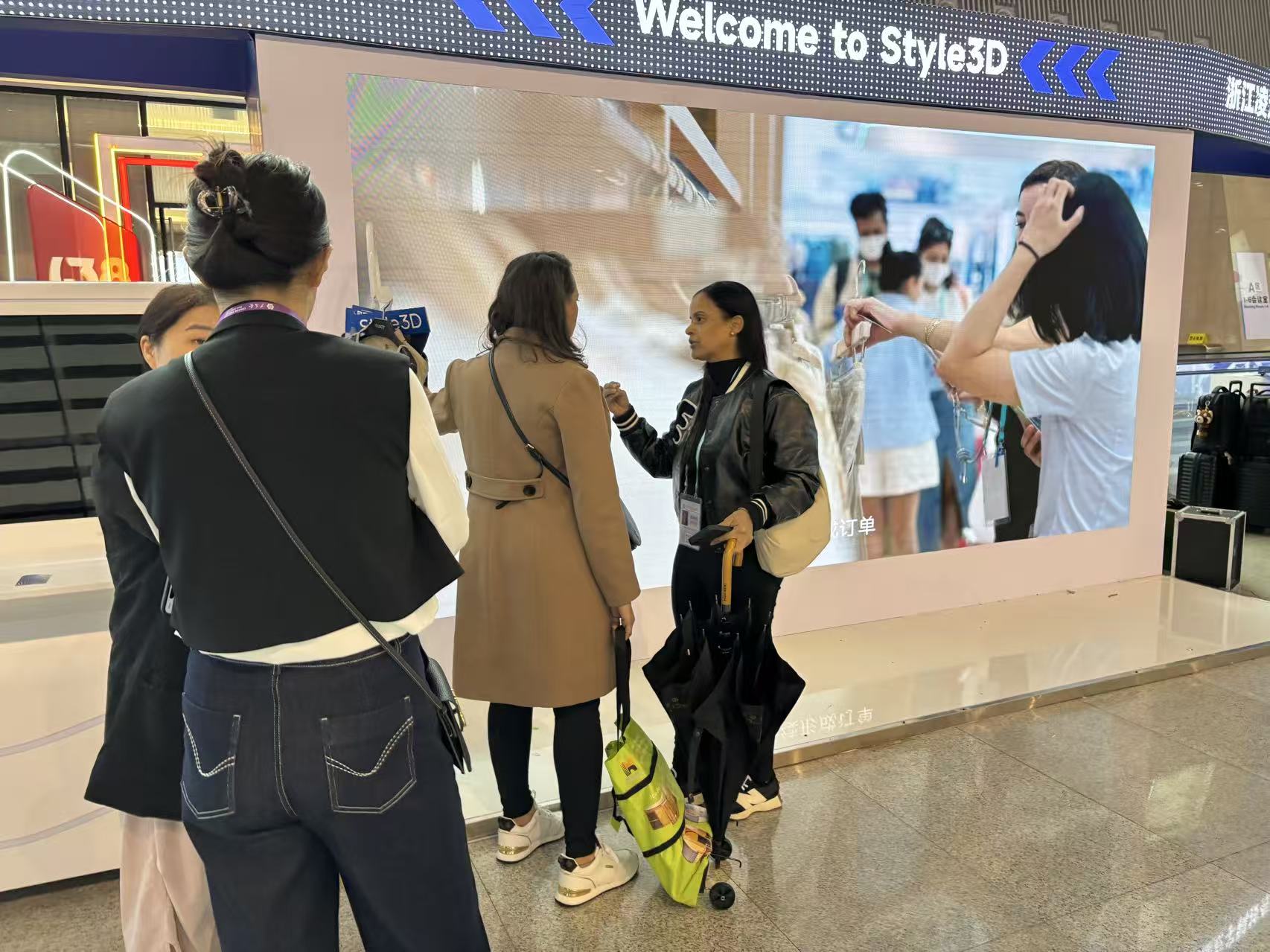 _AI服装绘图、3D打印鞋广交会吸睛,创新设计成中国出口新力量_AI服装绘图、3D打印鞋广交会吸睛,创新设计成中国出口新力量