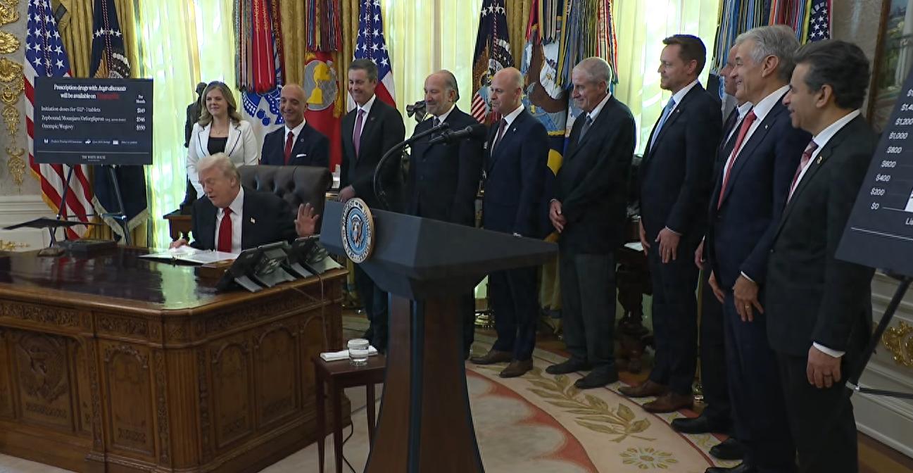 伊朗暂停协议承诺_特朗普签署行政令暂停移民入美_