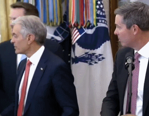 伊朗暂停协议承诺__特朗普签署行政令暂停移民入美