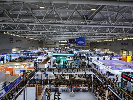 _人形机器人“落地”大考,从“炫技表演”到“真干活”还有多远|高交会观察_人形机器人“落地”大考,从“炫技表演”到“真干活”还有多远|高交会观察