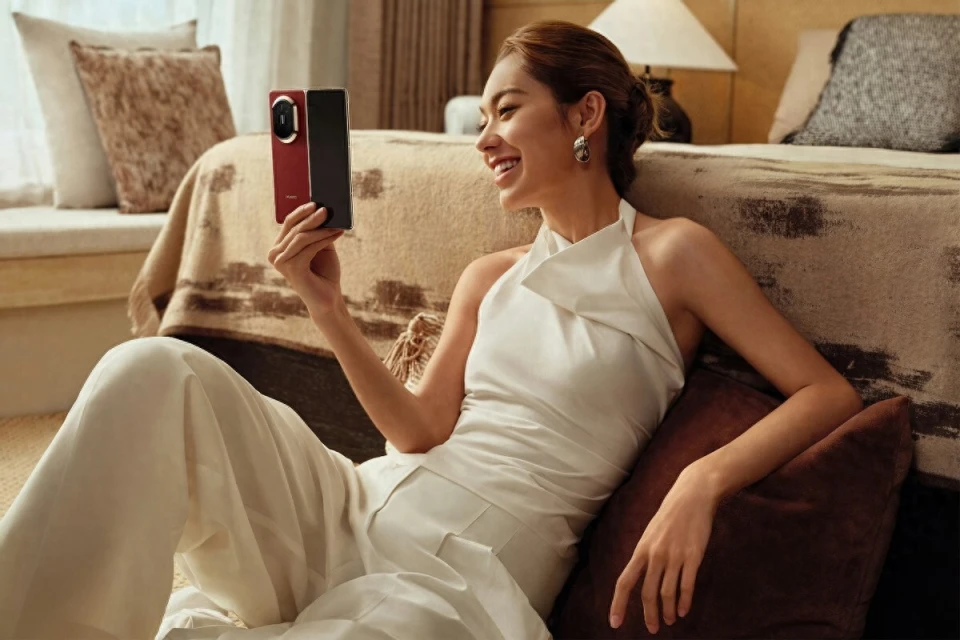 华为Mate X7官宣！全新舷窗造型亮相，防水升级，更多黑科技加持