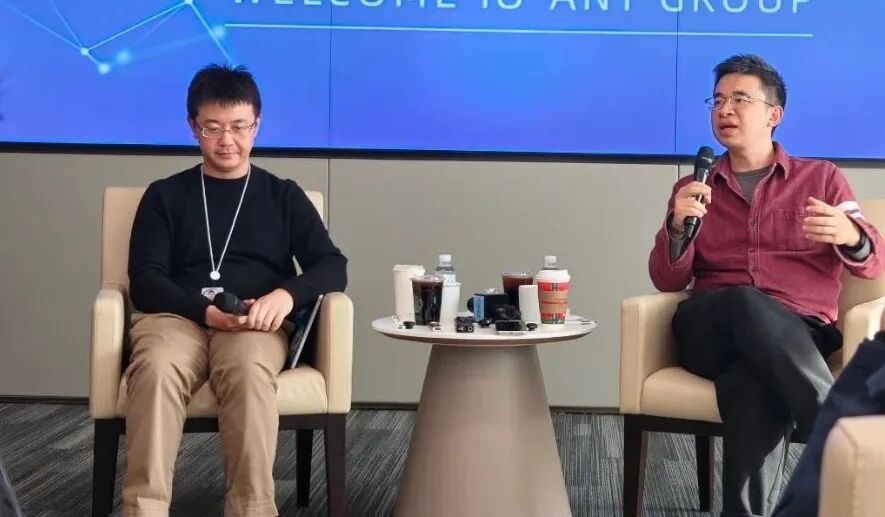 DeepSeek带来紧迫感，蚂蚁推“灵光”竞速AGI战场