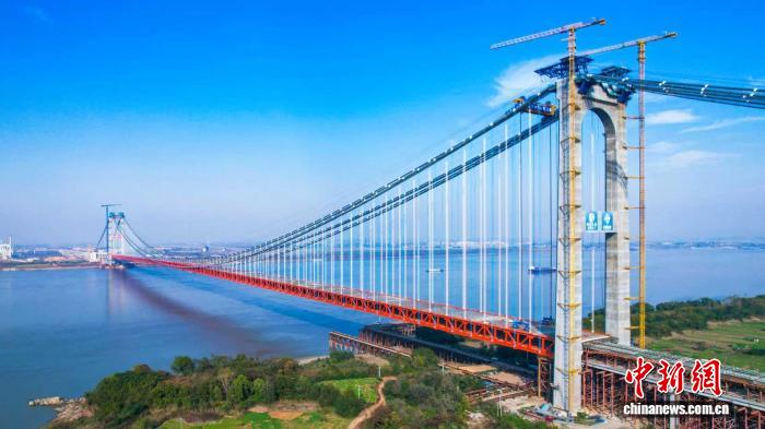 世界最大跨径四主缆悬索桥燕矶长江大桥合龙