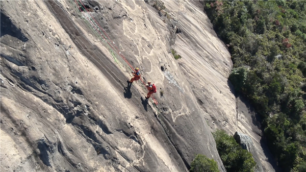 爬悬崖视频__福建登山第一人