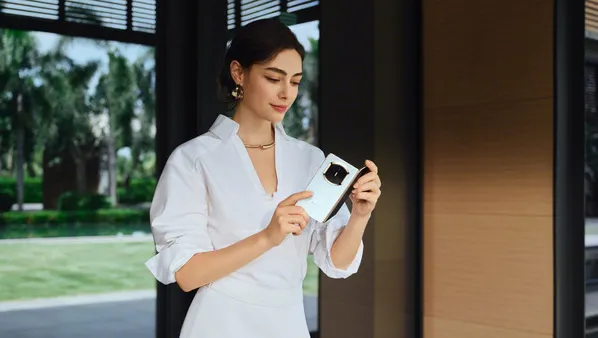 早报：华为Mate X7折叠手机开售  苹果副总裁直播带货