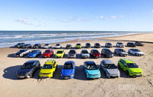 梅赛德斯-奔驰大奖赛车队_2026年度汽车候选名单揭晓 梅赛德斯-奔驰CLA入围_