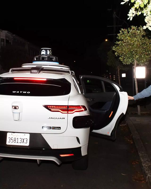 无人出租车高度自动化 却要花20美元请人关门