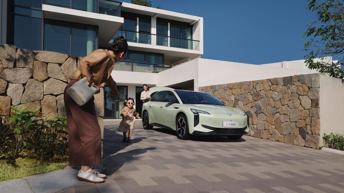 _刮东风红旗往什么方向飘_刮东北风时红旗向哪飘