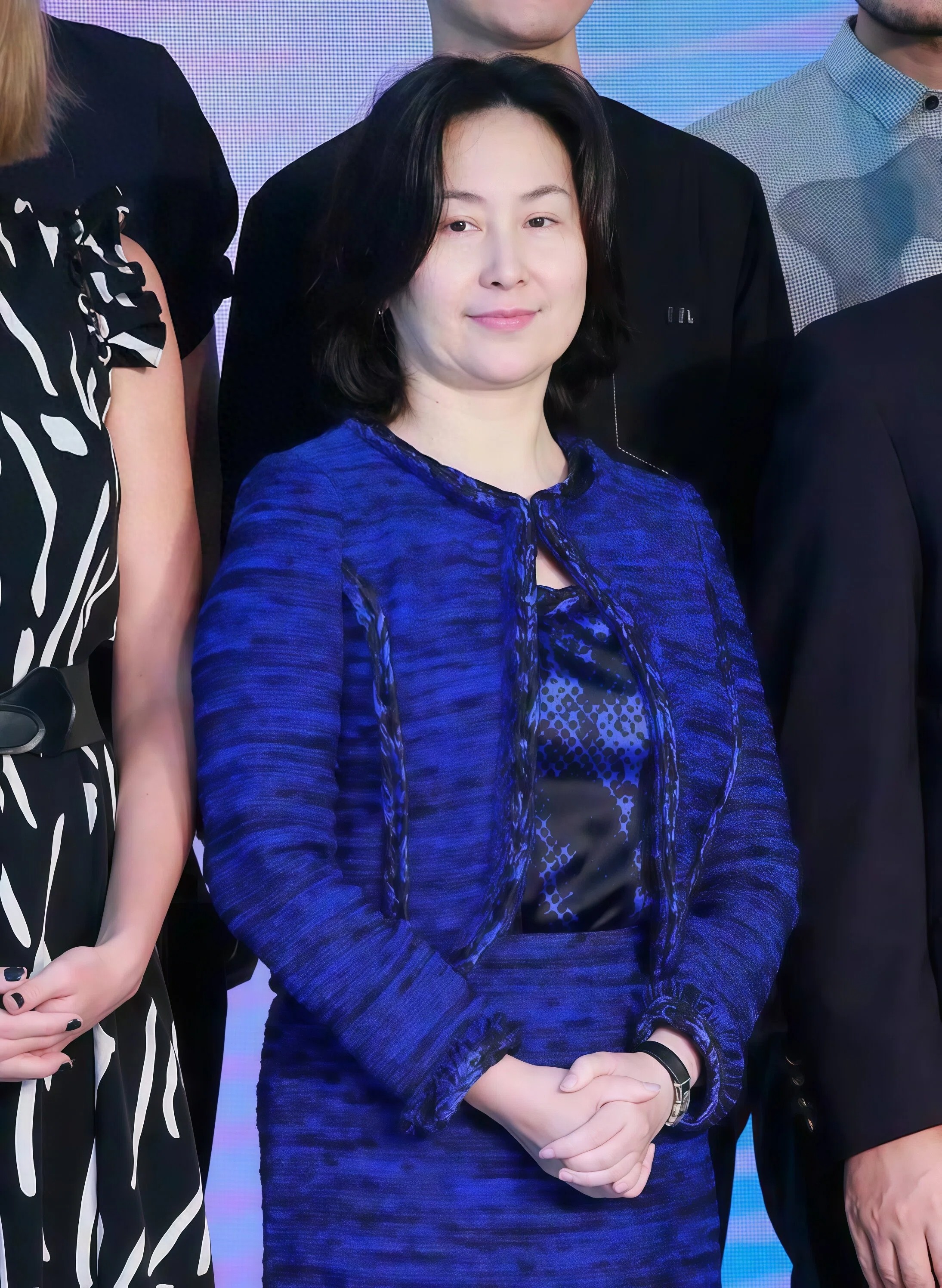 看了何超琼、董明珠的穿搭才发现：穿衣不拖沓，鞋带跟，才更高级