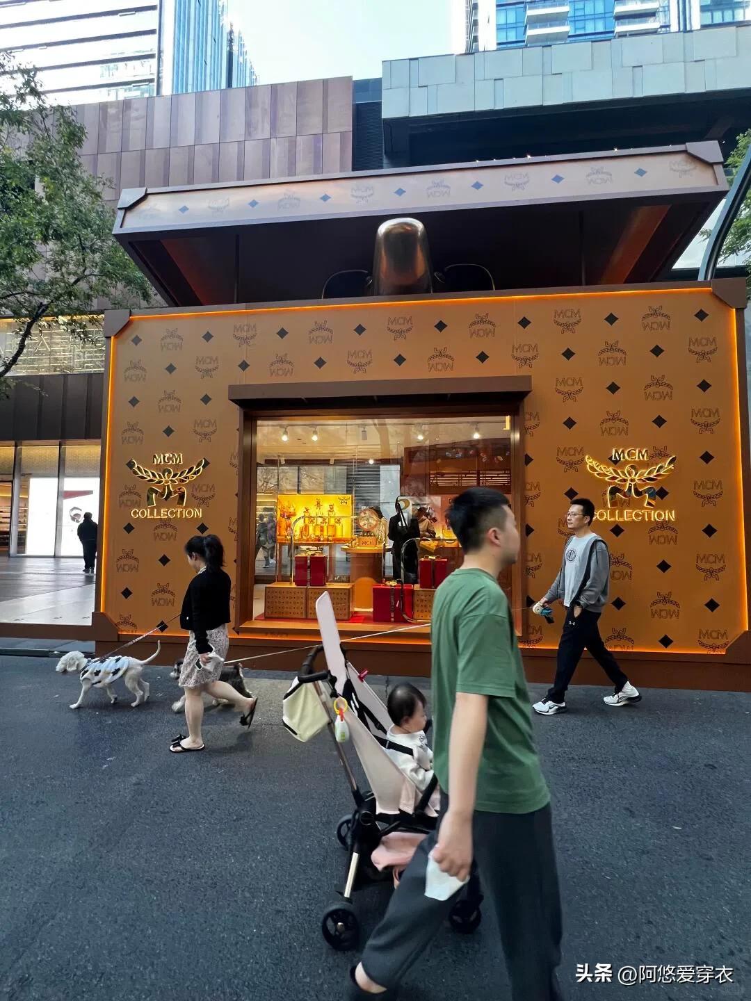 上海潮牌聚集的商场__潮包背是真的假的