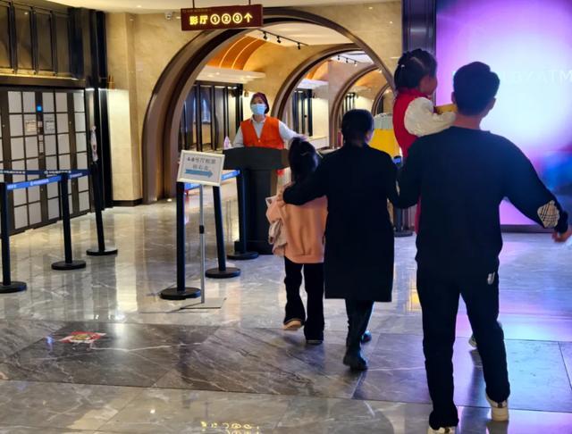 _中国电影票房突破百亿_电影票房破30亿