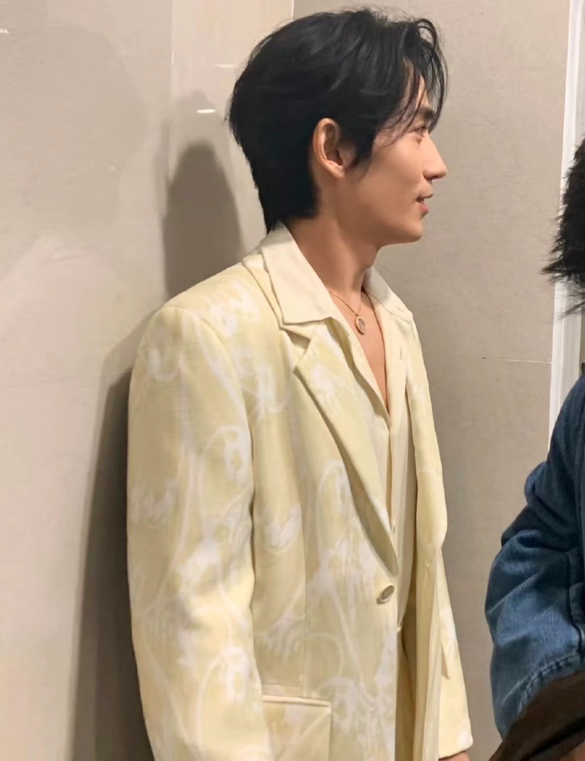 _赵奕欢发福近照_金城武曝发福近照