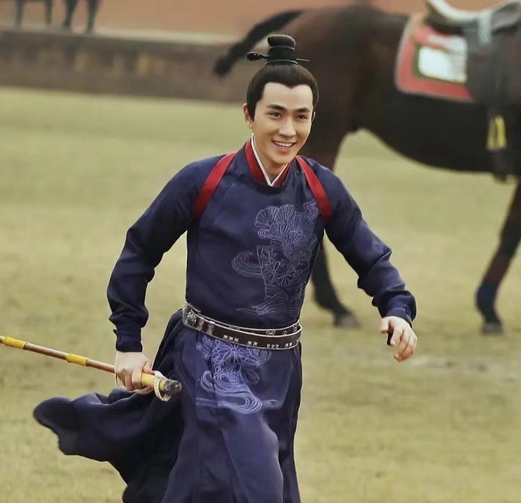 赵奕欢发福近照_金城武曝发福近照_