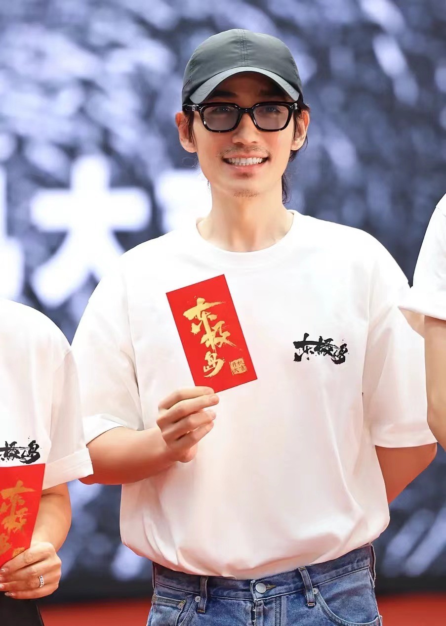 赵奕欢发福近照__金城武曝发福近照