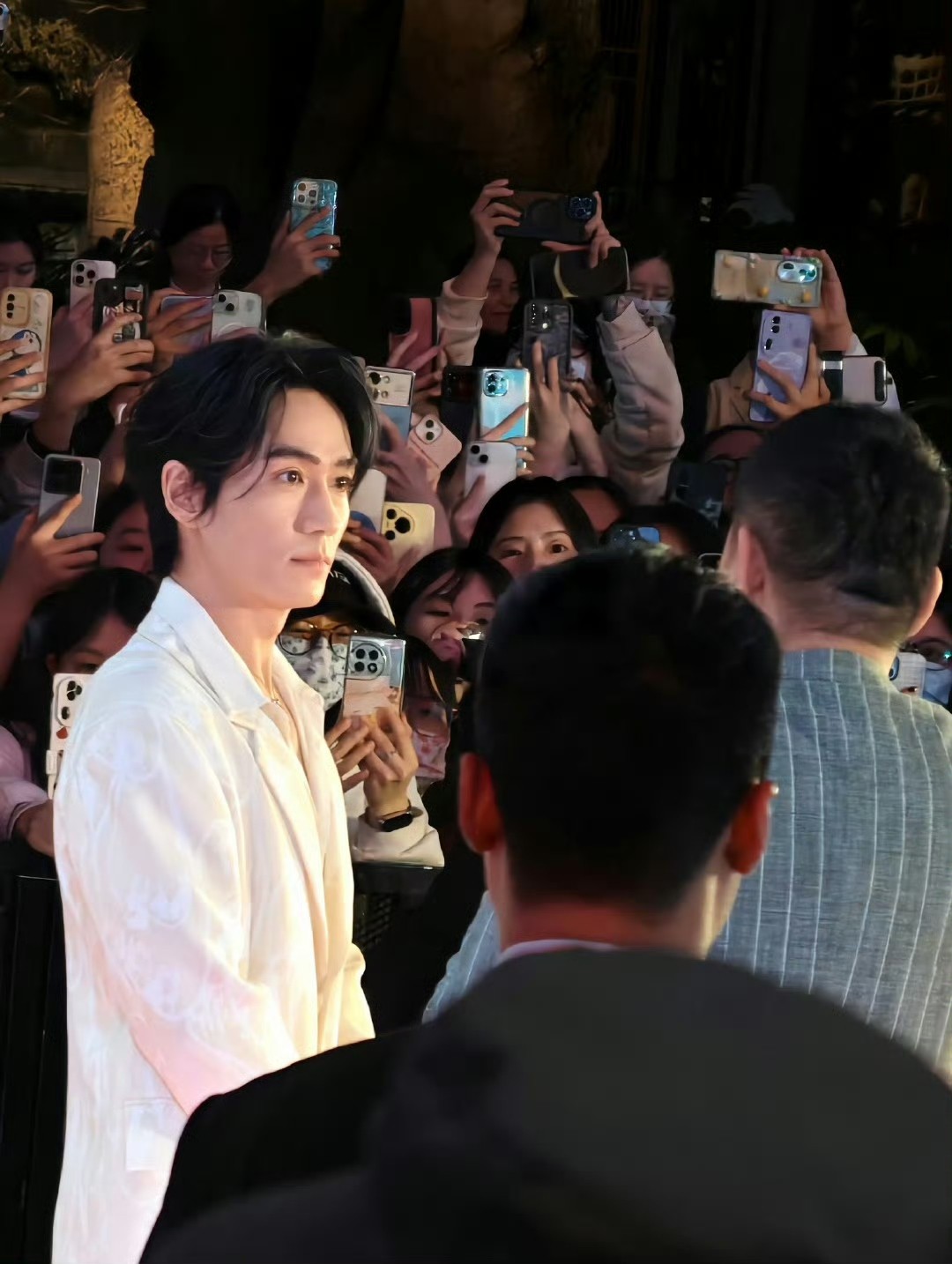 _金城武曝发福近照_赵奕欢发福近照