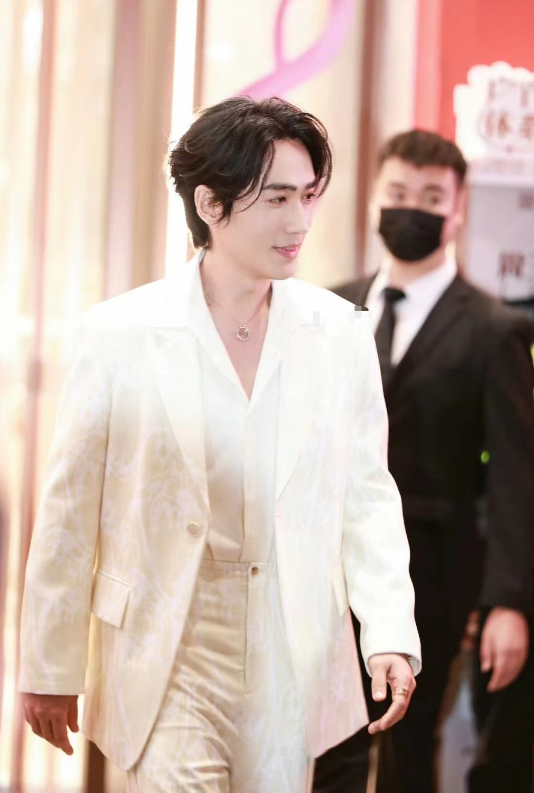 金城武曝发福近照__赵奕欢发福近照