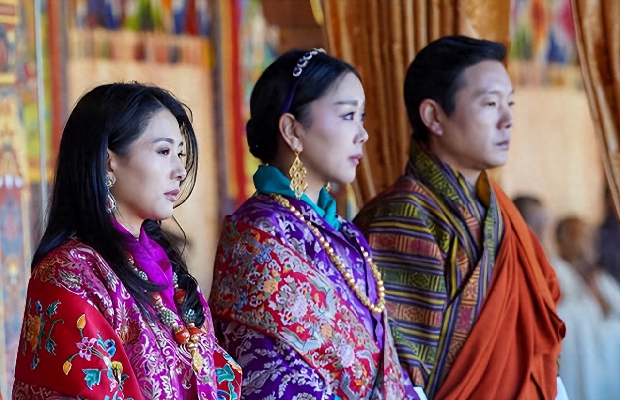 不丹国庆节！佩玛王后和4位王母盛装出席好美，2岁小公主萌翻全场