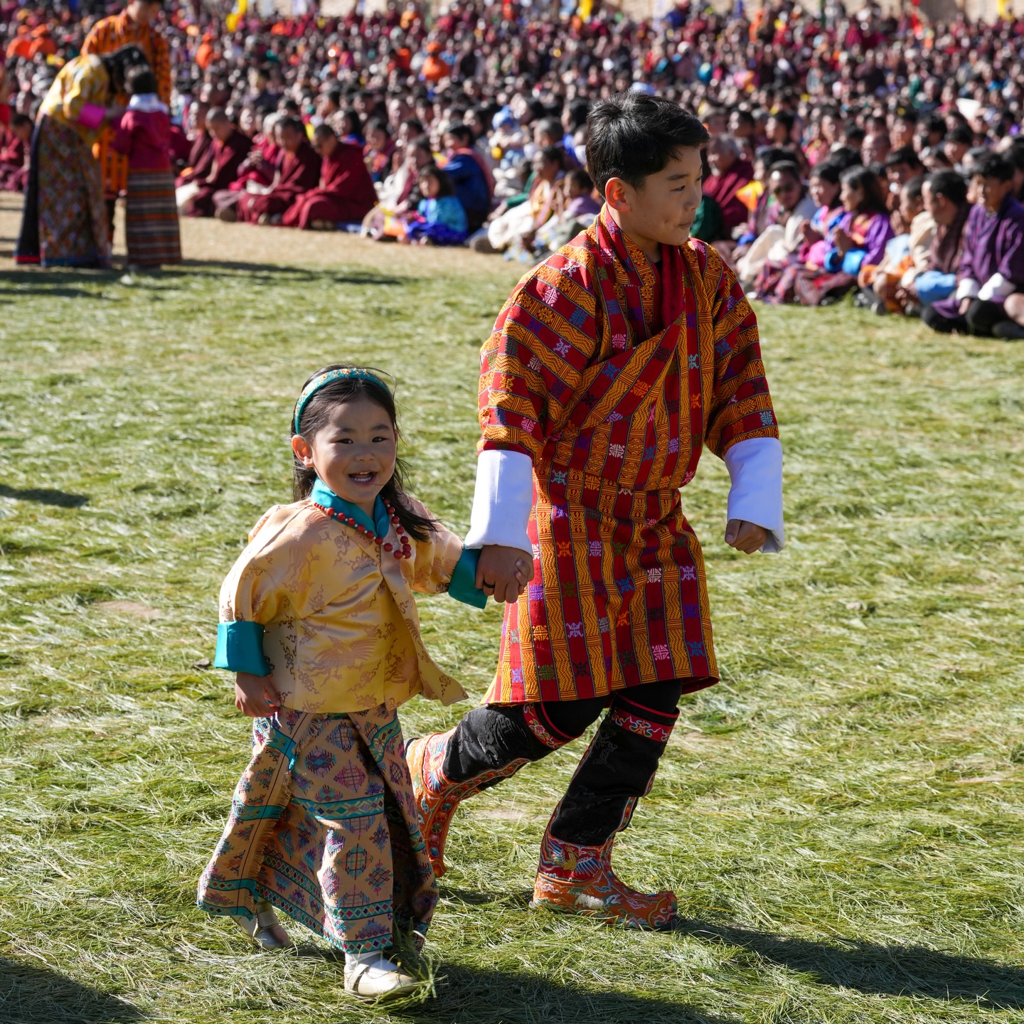 不丹国庆节！佩玛王后和4位王母盛装出席好美，2岁小公主萌翻全场_不丹国庆节！佩玛王后和4位王母盛装出席好美，2岁小公主萌翻全场_