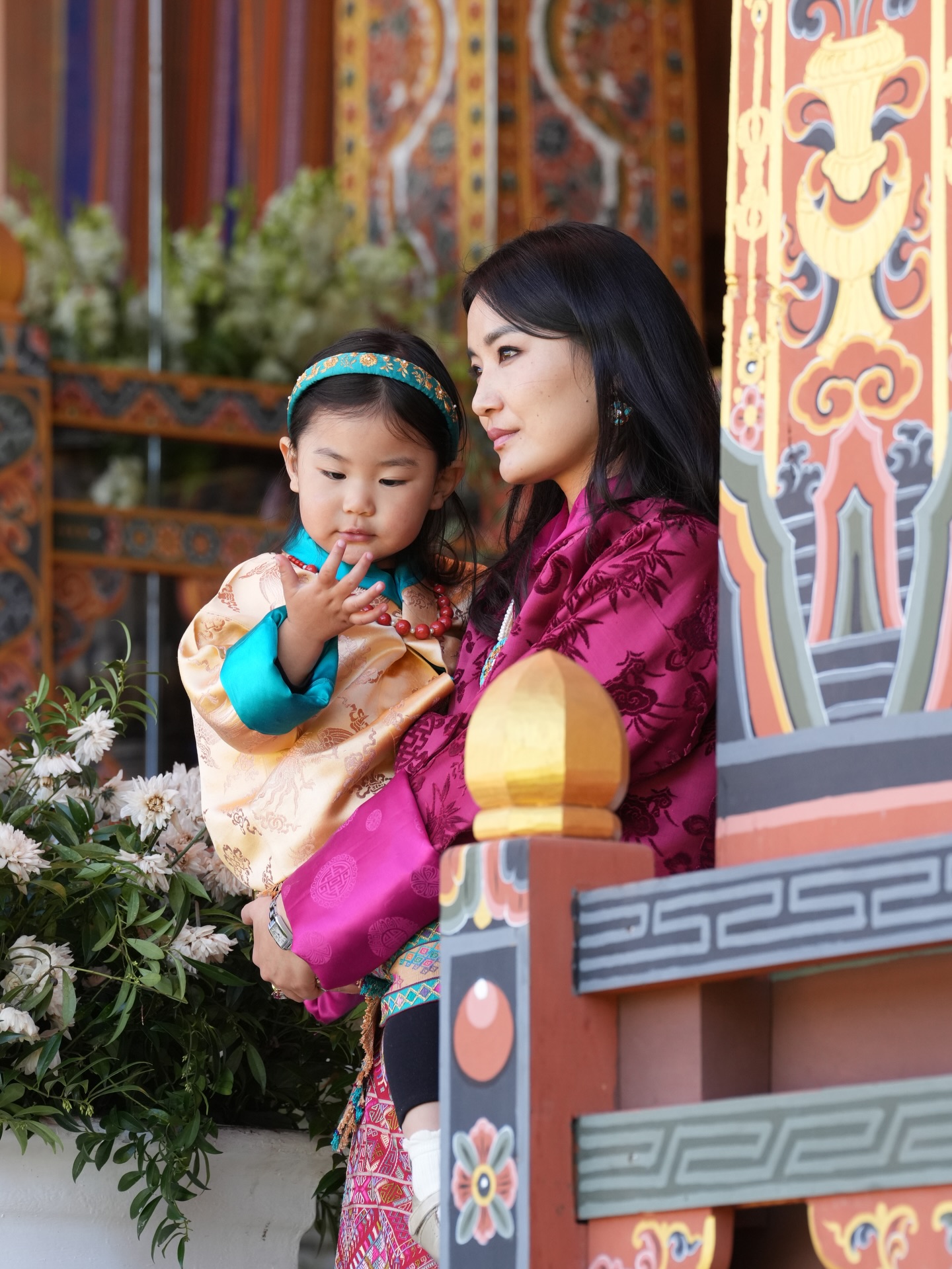 _不丹国庆节！佩玛王后和4位王母盛装出席好美，2岁小公主萌翻全场_不丹国庆节！佩玛王后和4位王母盛装出席好美，2岁小公主萌翻全场