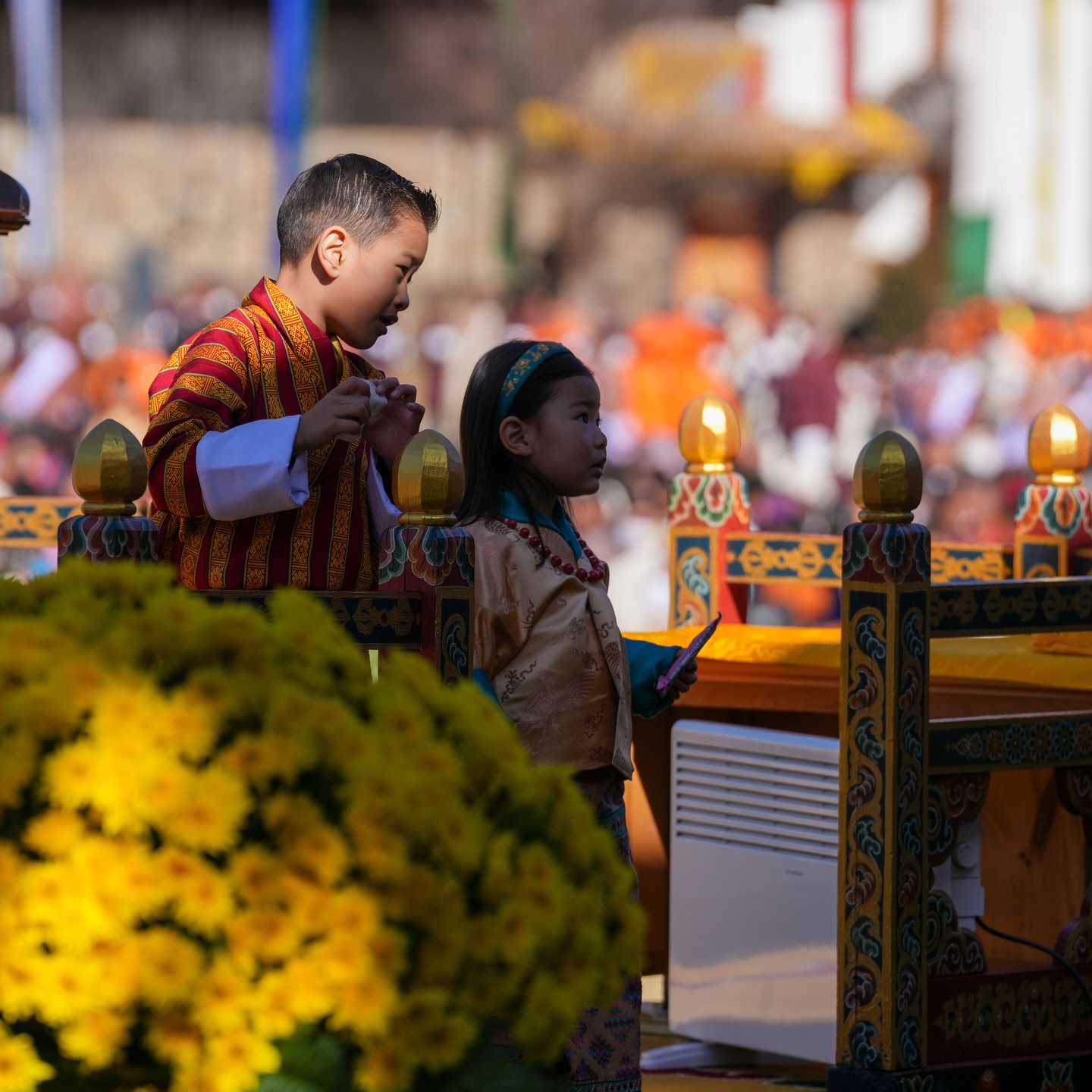 _不丹国庆节！佩玛王后和4位王母盛装出席好美，2岁小公主萌翻全场_不丹国庆节！佩玛王后和4位王母盛装出席好美，2岁小公主萌翻全场