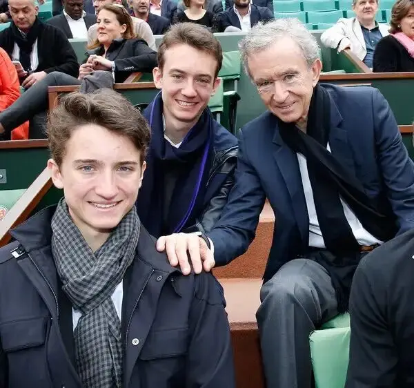 大佬带带我表情包gif_大佬戴的手表_