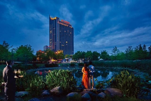 _松江烟酒店_鹧鸪天家住苍烟落照间