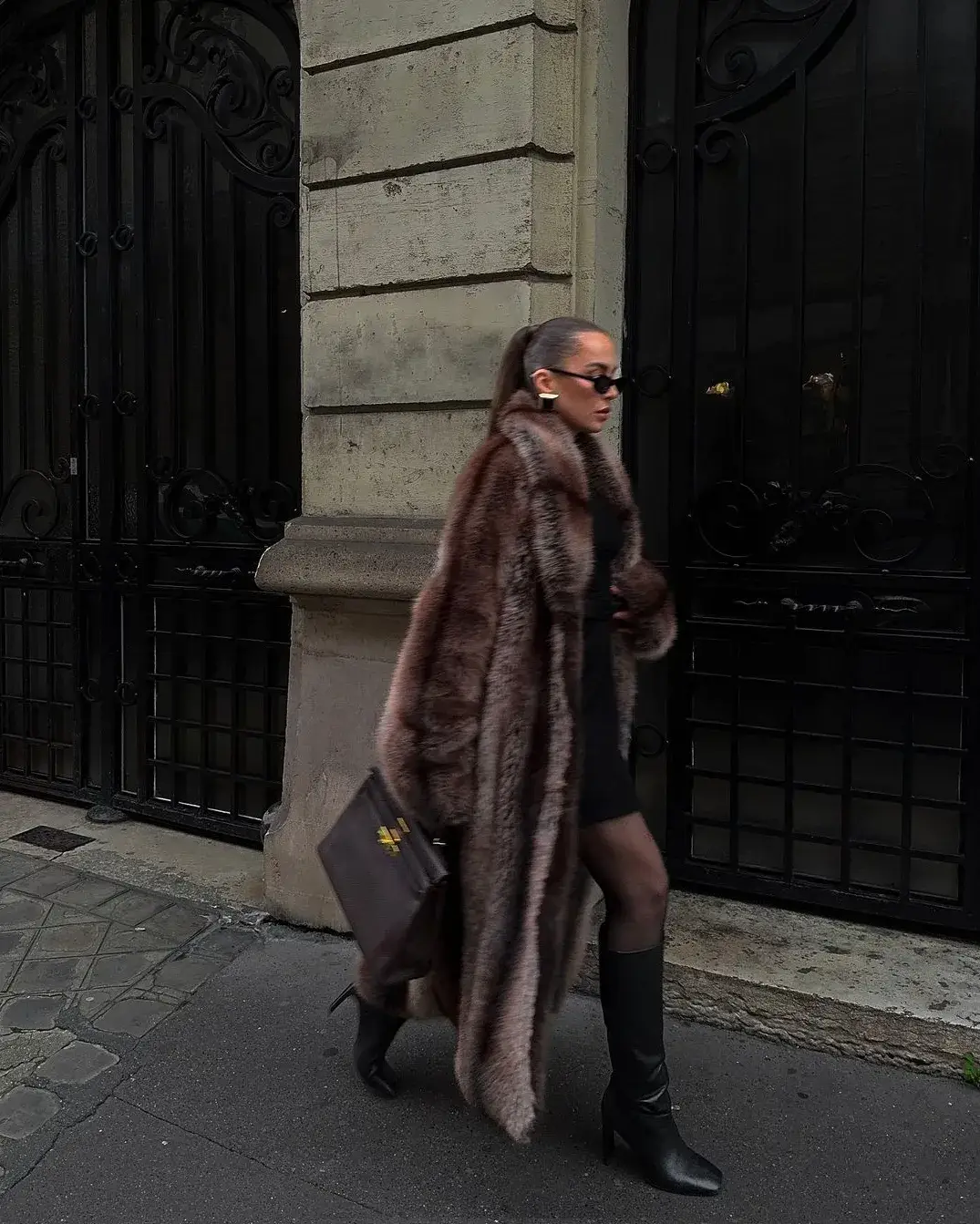 寒潮来袭，这些「皮草穿搭」火了，保暖又时髦！