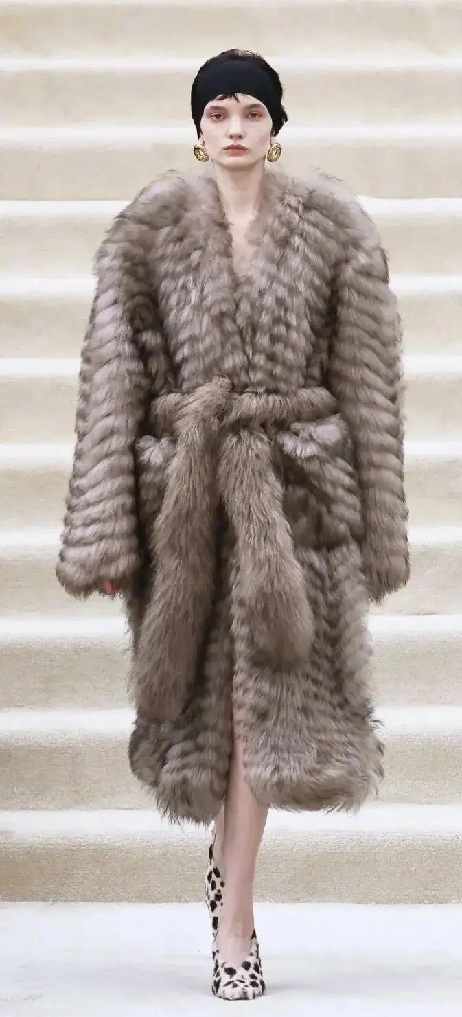 _穿皮草搭配什么衣服_穿皮草冷不冷